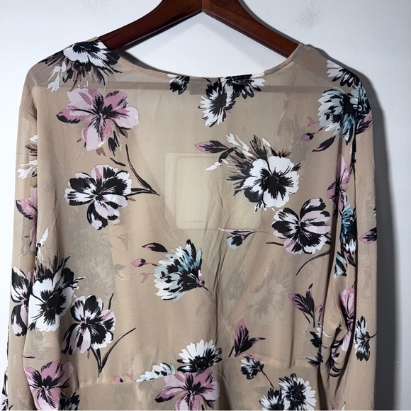 Torrid Floral Beige Faux Wrap Blouse Size 3x Bell Sleeves - Picture 6 of 10